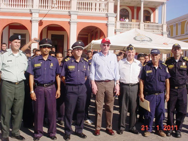 El embajador USA poso junto a bomberos granadinos